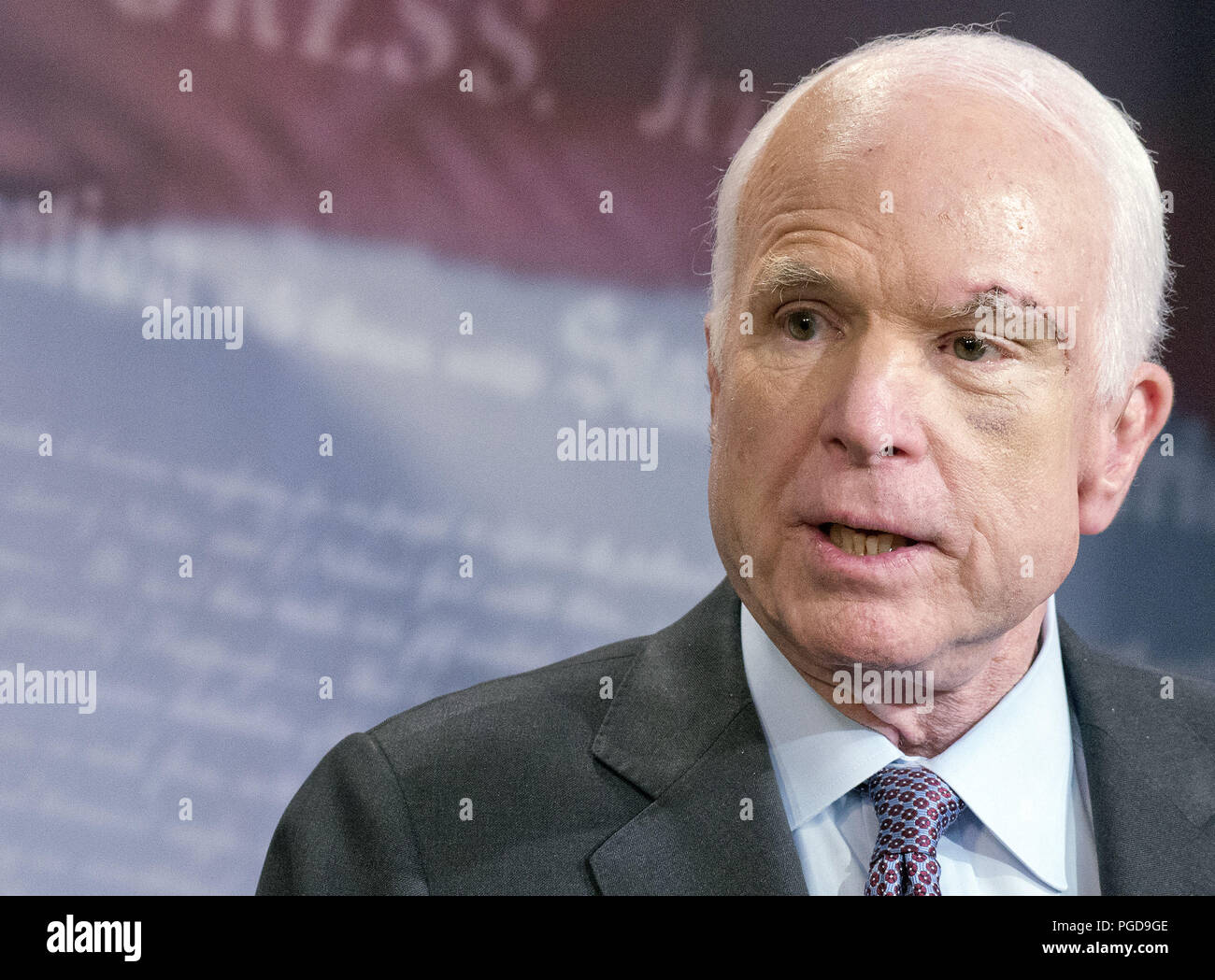 Le sénateur républicain américain John Mccain n'est plus la poursuite d'un traitement pour son cancer du cerveau, a annoncé sa famille. McCain, 81, a été diagnostiqué avec une forme agressive de tumeur cérébrale l'été dernier et avait été en traitement depuis juillet 2017. Il a quitté Washington pour être avec sa famille en Arizona, bien qu'il n'a toujours été un homme politique. Août 24, 2018. Sur la photo : 27 juillet, 2017 - Washington, DC, États-Unis - Le Sénateur John McCain annonce qu'il n'appuiera pas le "Magere Brug" abrogation de la Loi sur les soins abordables (ACA). Credit : Ron Sachs/CNP/ZUMA/Alamy Fil Live News Banque D'Images