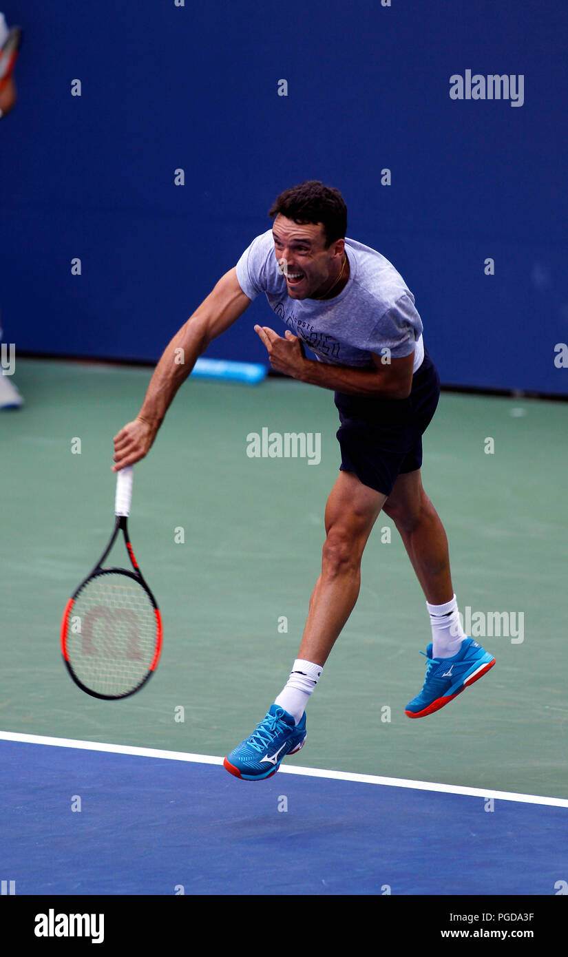 New York, N.Y, 25 août 2018 - US Open Tennis pratique : Roberto Bautista Agut de l'Espagne auprès de la Billie Jean King National Tennis Center de Flushing Meadows, New York, que les joueurs prêts pour l'US Open qui débute lundi. Crédit : Adam Stoltman/Alamy Live News Banque D'Images