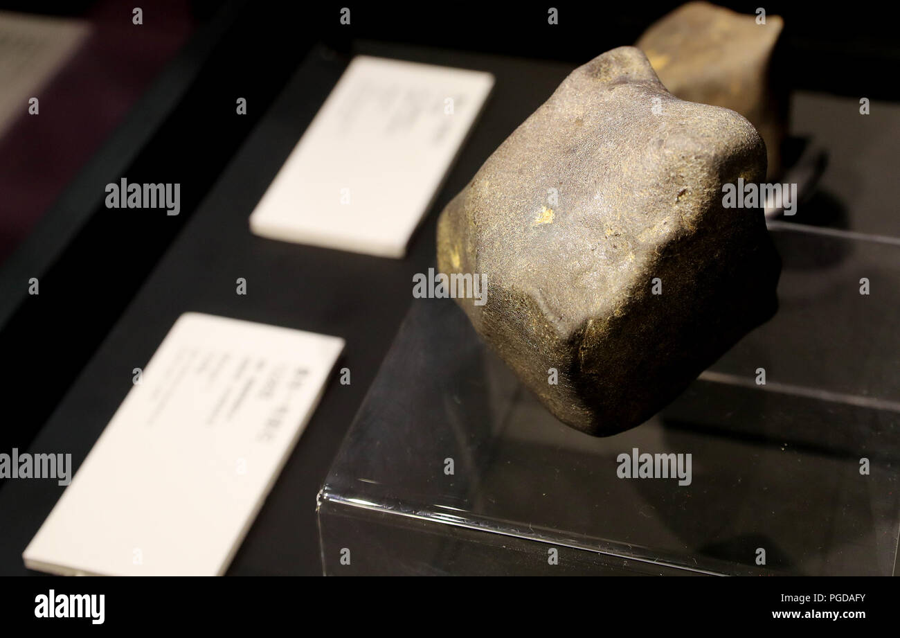 Shanghai, Chine. 25 août 2018. Photo prise le 25 août 2018 montre une météorite exposée lors d'une conférence de presse organisée par le Planétarium de Shanghai dans l'est de la Chine, Shanghai. Planétarium de Shanghai le samedi a annoncé des plans de chambre météorites récupérés d'un météore qui s'est passé sur la boule de feu dans le ciel du sud-ouest de la ville de Jinghong, la province chinoise du Yunnan en juin. Le planétarium, qui est en construction, sera une succursale de la Shanghai Science & Technology Museum. Le personnel du musée ont réussi à récupérer plus de 500 morceaux de météorites, environ 50 kg au total, a déclaré Lin Qing, Credit : Xinhua/ Banque D'Images