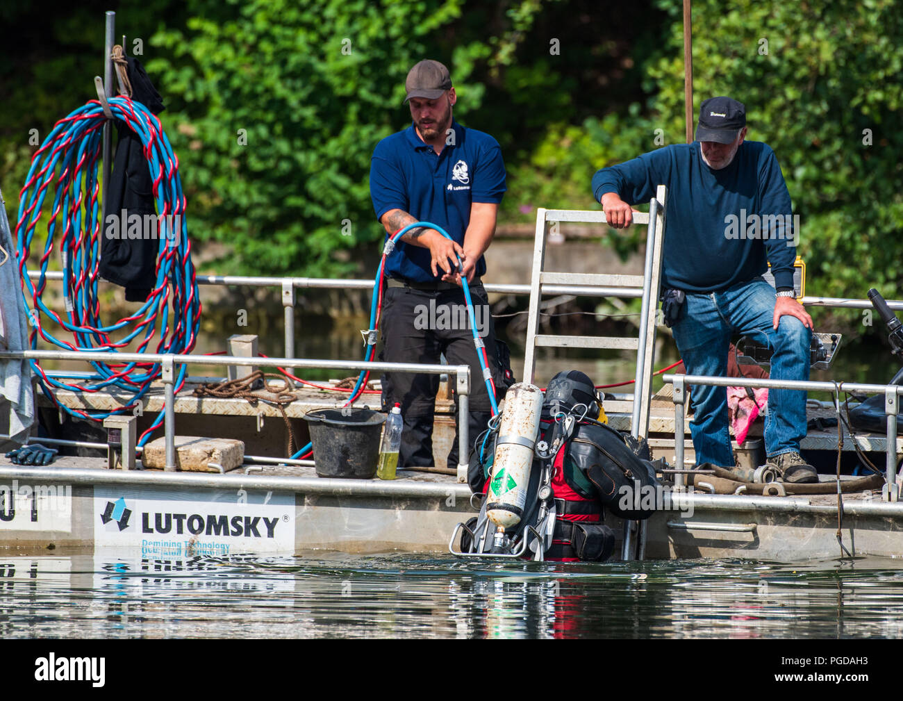 Sennfeld, Allemagne. Août 24, 2018. Racleurs des explosifs et munitions recherchez un domaine de la lac de baignade Sennfeld. Le faible niveau de l'eau causée par la chaleur de révéler les sites contaminés explosive sous la forme d'armes à sous-munitions, les bombes et les armes trouvées dans les eaux de la Bavière. Crédit : Nicolas Armer/dpa/Alamy Live News Banque D'Images