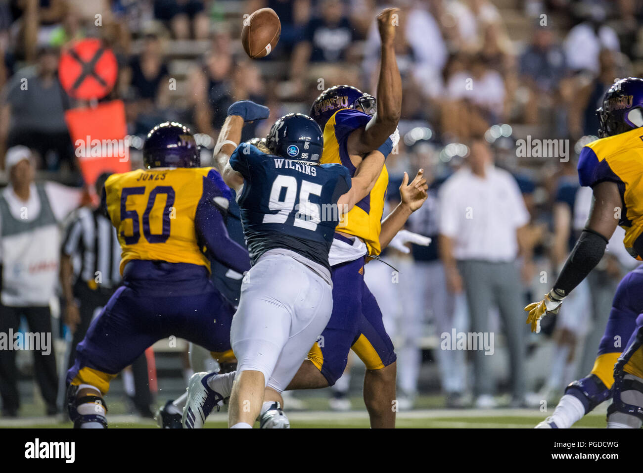 Houston, USA. 25 août 2018. Les hiboux de riz re attaquer défensive Wilkins (95) force un fumble contre Prairie View A & M Panthers quarterback Jalen Morton (12) au cours du 4e trimestre d'une NCAA football match entre la Prairie View A & M Panthers et les hiboux du Riz Riz au Stadium de Houston, TX. Le riz a gagné le match 31 à 28.Trask Smith/CSM Crédit : Cal Sport Media/Alamy Live News Banque D'Images