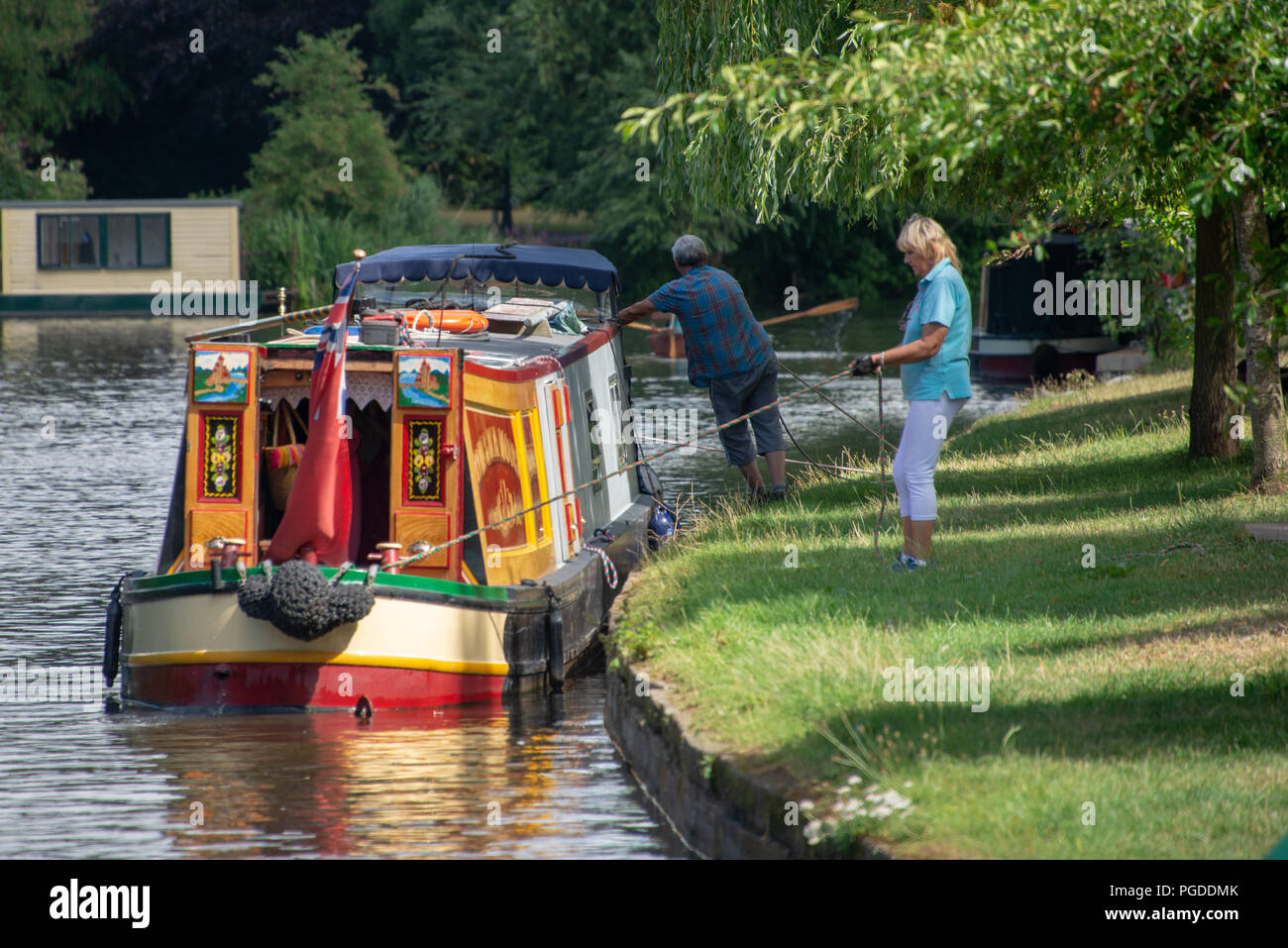 Stratford Upon Avon, Warwickshire, Angleterre le 31 juillet 2018 couple moor canal boat jusqu'en tirant sur des cordes Banque D'Images