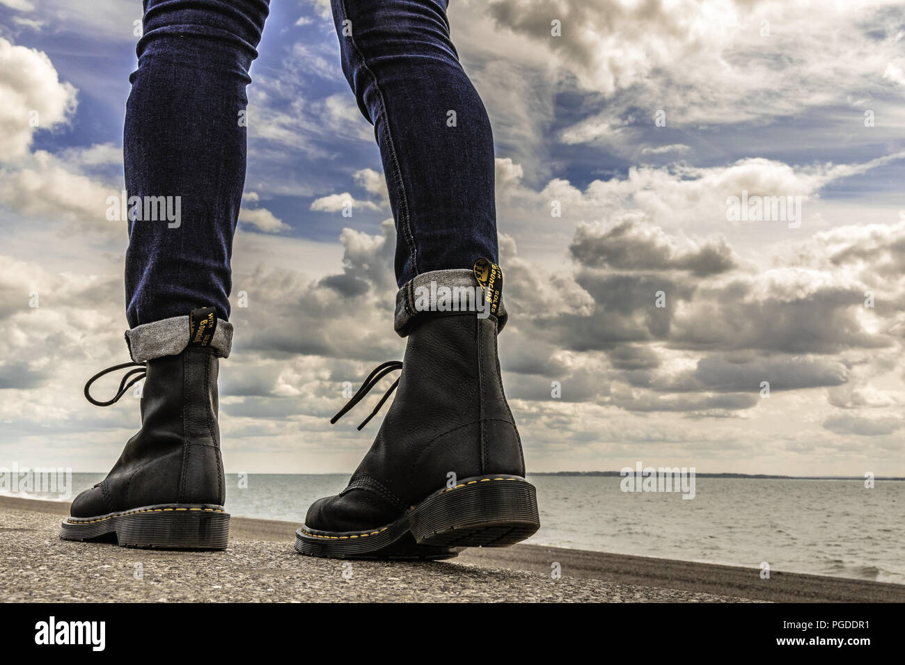 Doc Marten boots à southend on sea beach Banque D'Images