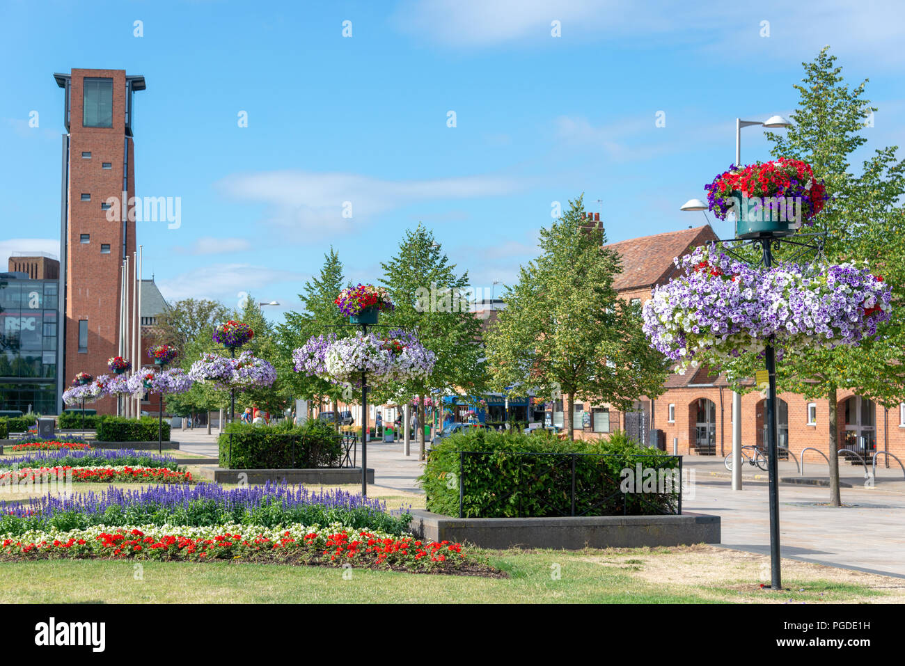 Stratford Upon Avon, Warwickshire, Angleterre Royaume-uni 2 août 2018 fleurs en fleurs à l'extérieur du Royal Shakespeare Theatre de la Bancroft Gardens sur Watersid Banque D'Images