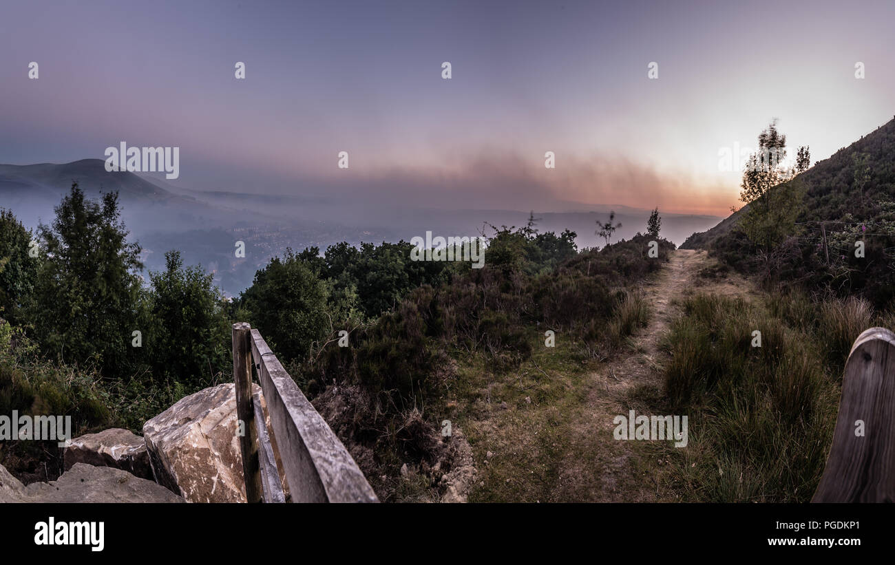 La fumée des hectares de landes de gravure est suspendu dans l'air au-dessus d'Carrbrook au cours de l'incendies Moor Saddleworth Banque D'Images