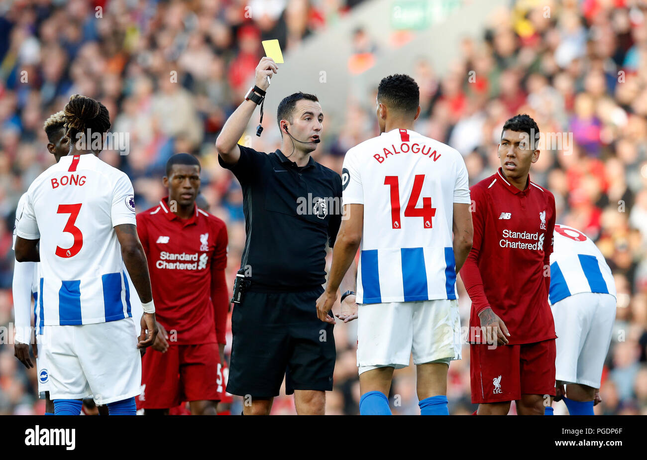 Match arbitre Chris Kavanagh montre une carte jaune à Brighton & Hove Albion Leon Balogun au cours de la Premier League match à Anfield, Liverpool. ASSOCIATION DE PRESSE Photo. Photo date : Samedi 25 août 2018. Voir l'ACTIVITÉ DE SOCCER histoire Liverpool. Crédit photo doit se lire : Martin Rickett/PA Wire. RESTRICTIONS : EDITORIAL N'utilisez que pas d'utilisation non autorisée avec l'audio, vidéo, données, listes de luminaire, club ou la Ligue de logos ou services 'live'. En ligne De-match utilisation limitée à 120 images, aucune émulation. Aucune utilisation de pari, de jeux ou d'un club ou la ligue/dvd publications. Banque D'Images