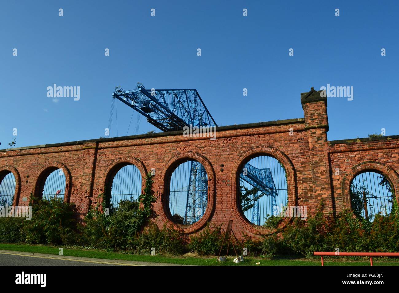 Des images époustouflantes du célèbre Pont Transbordeur, Middlesbrough, illustré par les fenêtres de la vieille Salt works. Banque D'Images