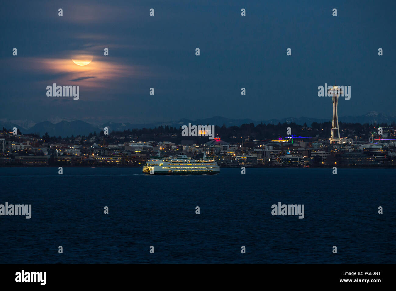Seattle Space Needle, Seattle skyline, Seattle Waterfront avec ferry de Seattle et la pleine lune se lever. Banque D'Images