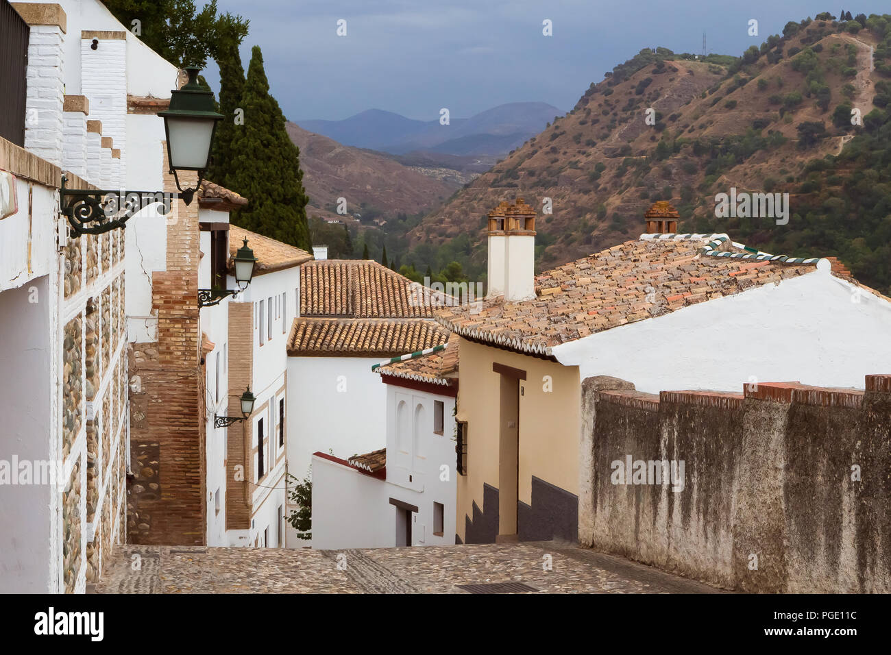 Août 2017 - une rue à Grenade, Espagne, dans quartier historique Albaycin, reconnu comme site du patrimoine mondial de l'Unesco Banque D'Images