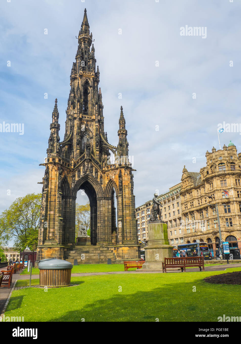 Vue sur le Scott Monument - un monument de style gothique auteur écossais Sir Walter Scott à Édimbourg, Écosse, Royaume-Uni. Banque D'Images