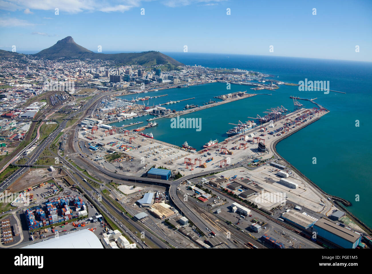 Port de Cape Town, dans l'arrière-plan Signal Hill (à droite) et les Lions Head (à gauche). L'Afrique du Sud. Banque D'Images