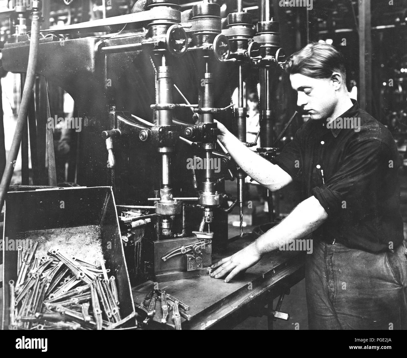 Curtiss OX-5 de fabrication de moteurs d'avion à l'usine de Willy-s Morrow, Elmira, New York. Percer sur le culbuteur d'échappement Banque D'Images