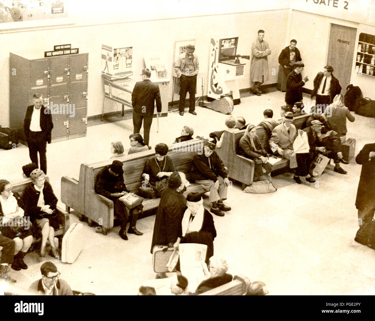 Les voyageurs bloqués dans la gare de bus, 27 Janvier 1967 Banque D'Images Les voyageurs bloqués dans la gare de bus, 27 Janvier 1967 Banque D'Images