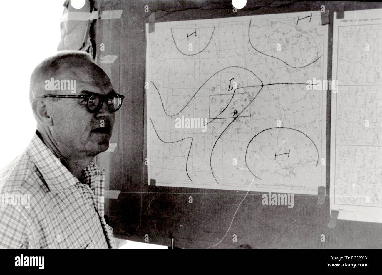 L'homme examine National Weather Service Cartes des vents 1961 Banque D'Images