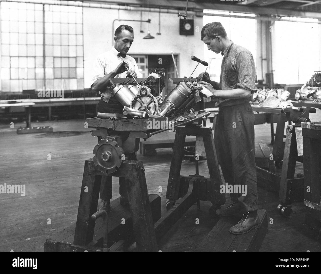 Curtiss OX-5 de fabrication de moteurs d'avion à l'usine de Willy-s Morrow, Elmira, New York. Les vérins de fixation des moteurs 6 Octobre, 1918 Banque D'Images