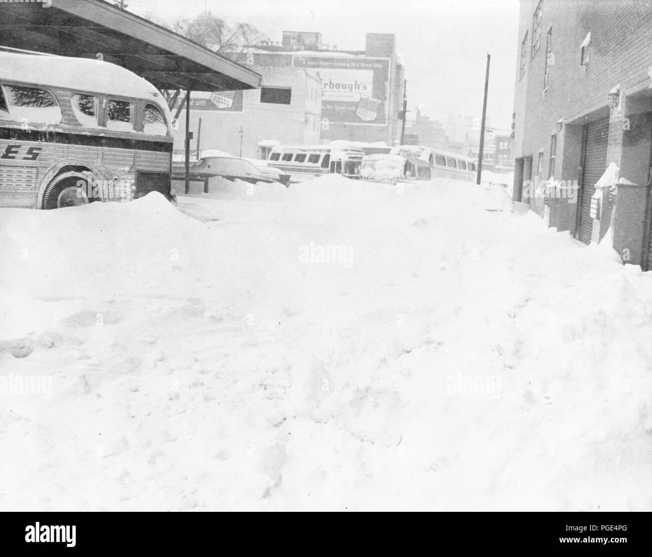 Parking obstrué la neige avec les bus 27 Janvier 1967 Banque D'Images Parking obstrué la neige avec les bus 27 Janvier 1967 Banque D'Images