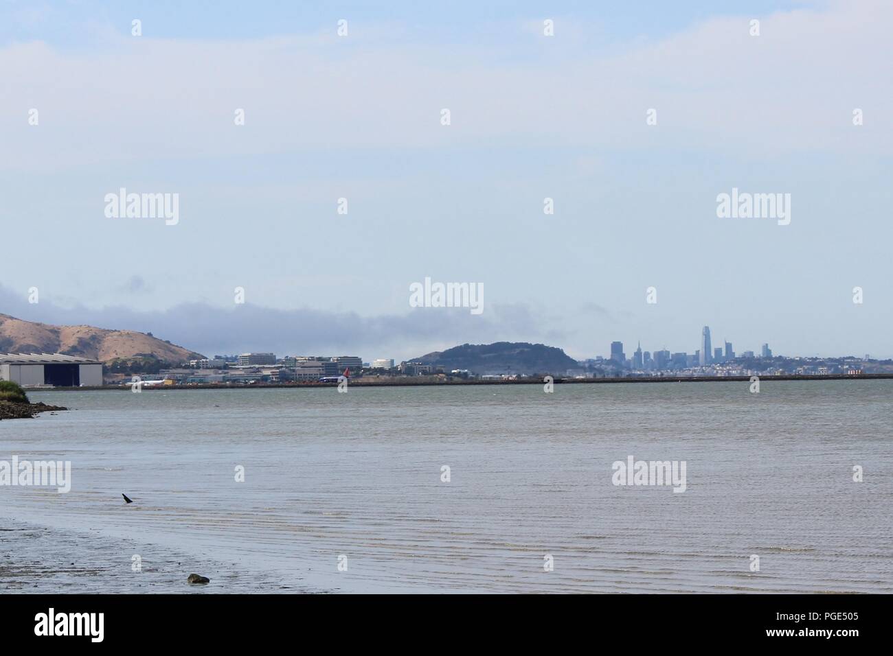 Baie de San Francisco avec l'Aéroport International de San Francisco et San Francisco Skyline dans la distance, San Francisco, CA, USA Banque D'Images