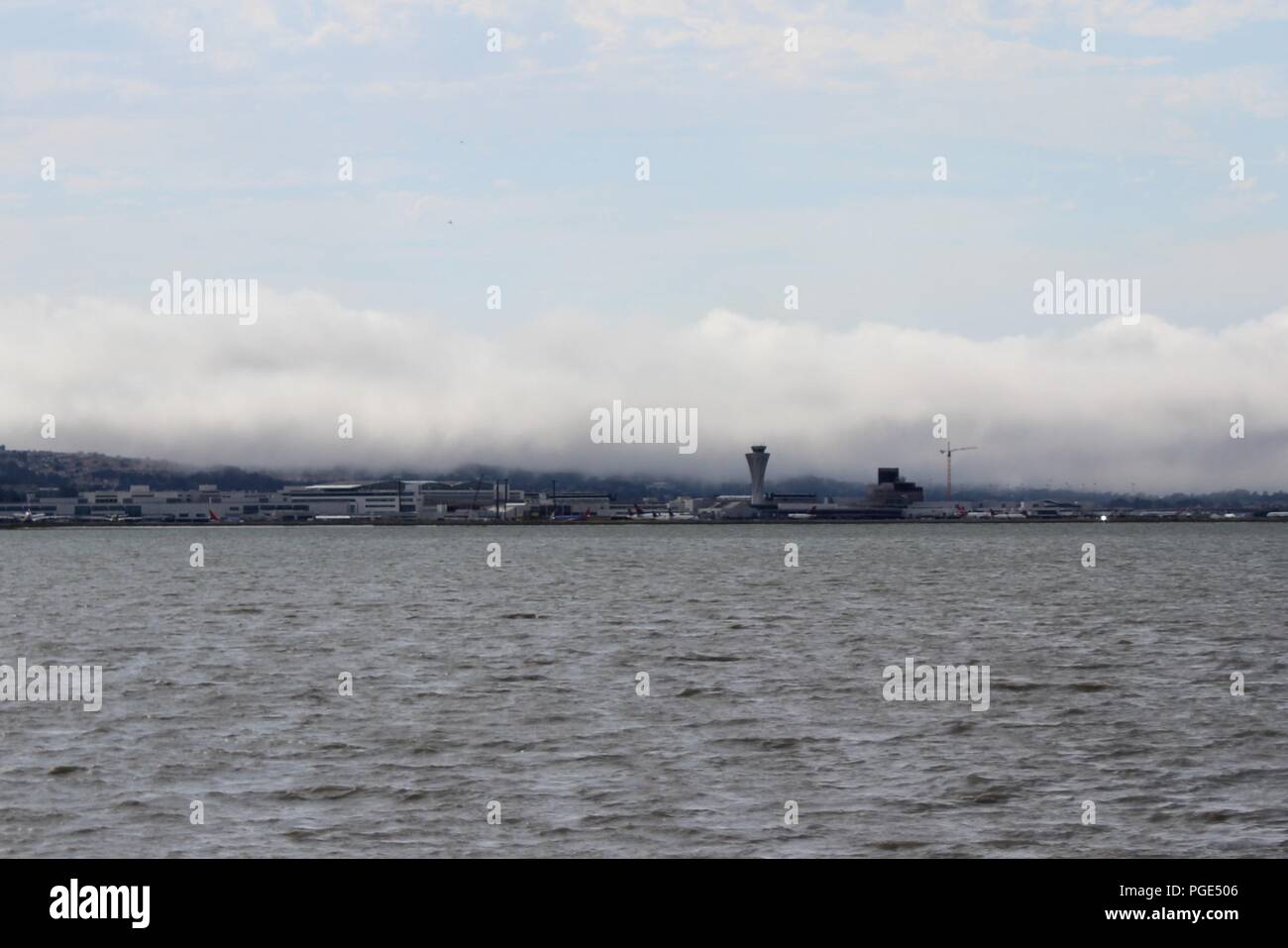 Banc de brouillard près de l'aéroport de San Francisco, Californie, USA Banque D'Images