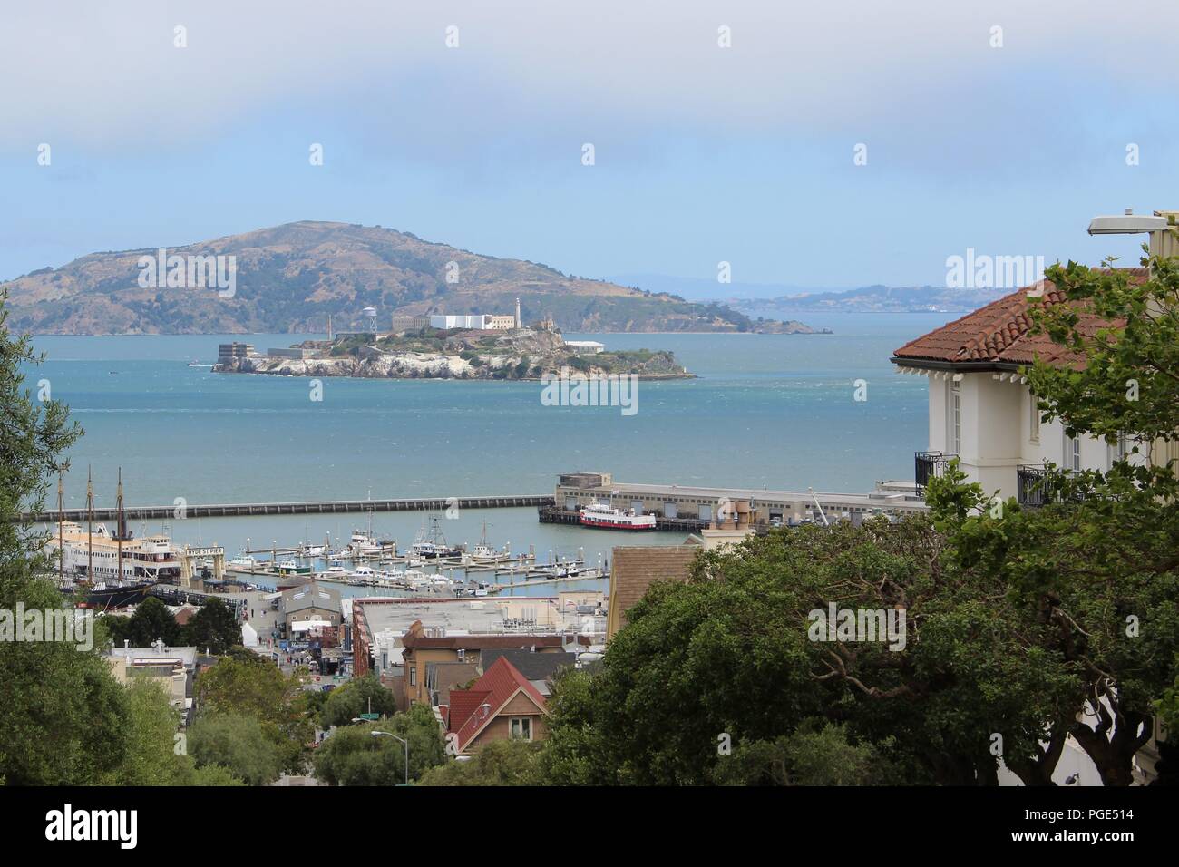 Donnant sur Hyde Street Pier et l'île d'Alcatraz, San Francisco, CA, USA Banque D'Images