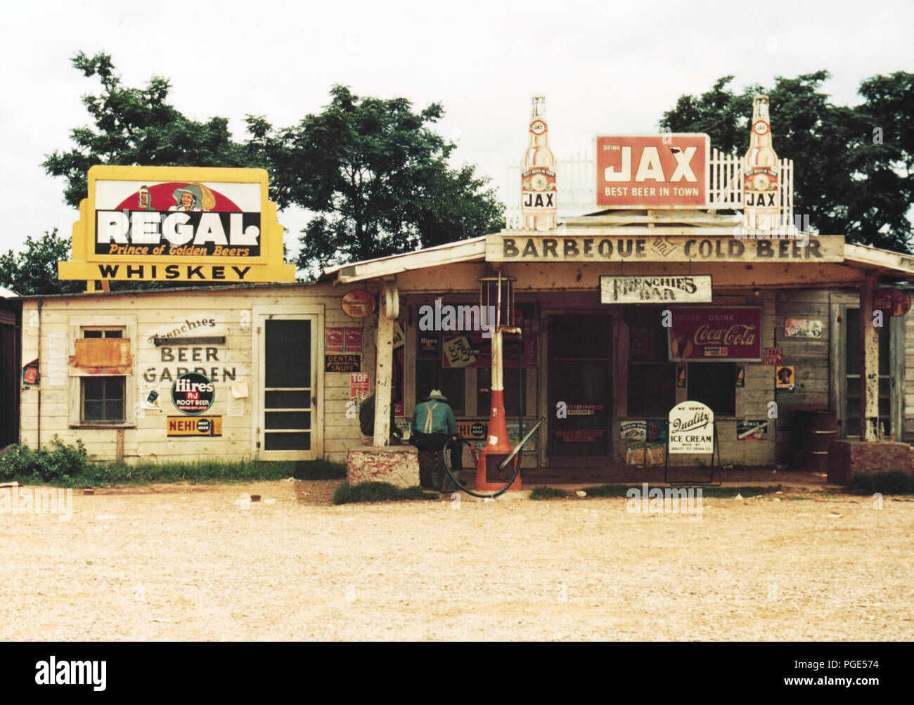 1940 bar et station-service dans les régions rurales pauvres du sud des États-Unis (début convenience store) Banque D'Images