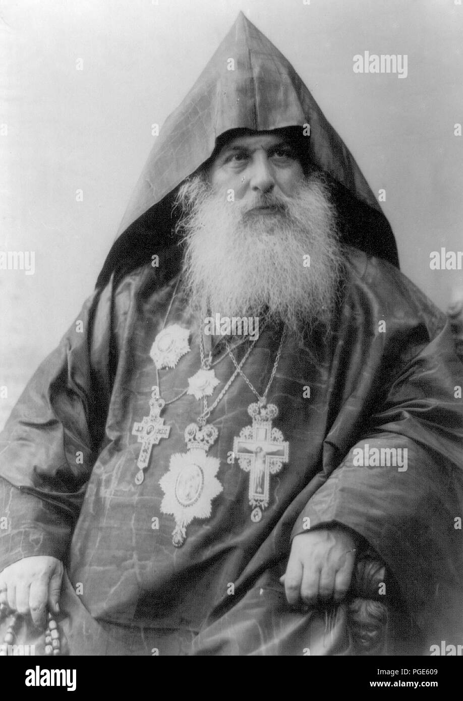 Harootiun Vehabedian patriarche de l'Eglise Arménienne le Port Hood, robe et cinq médailles, half-length portrait, faisant face à droite Banque D'Images