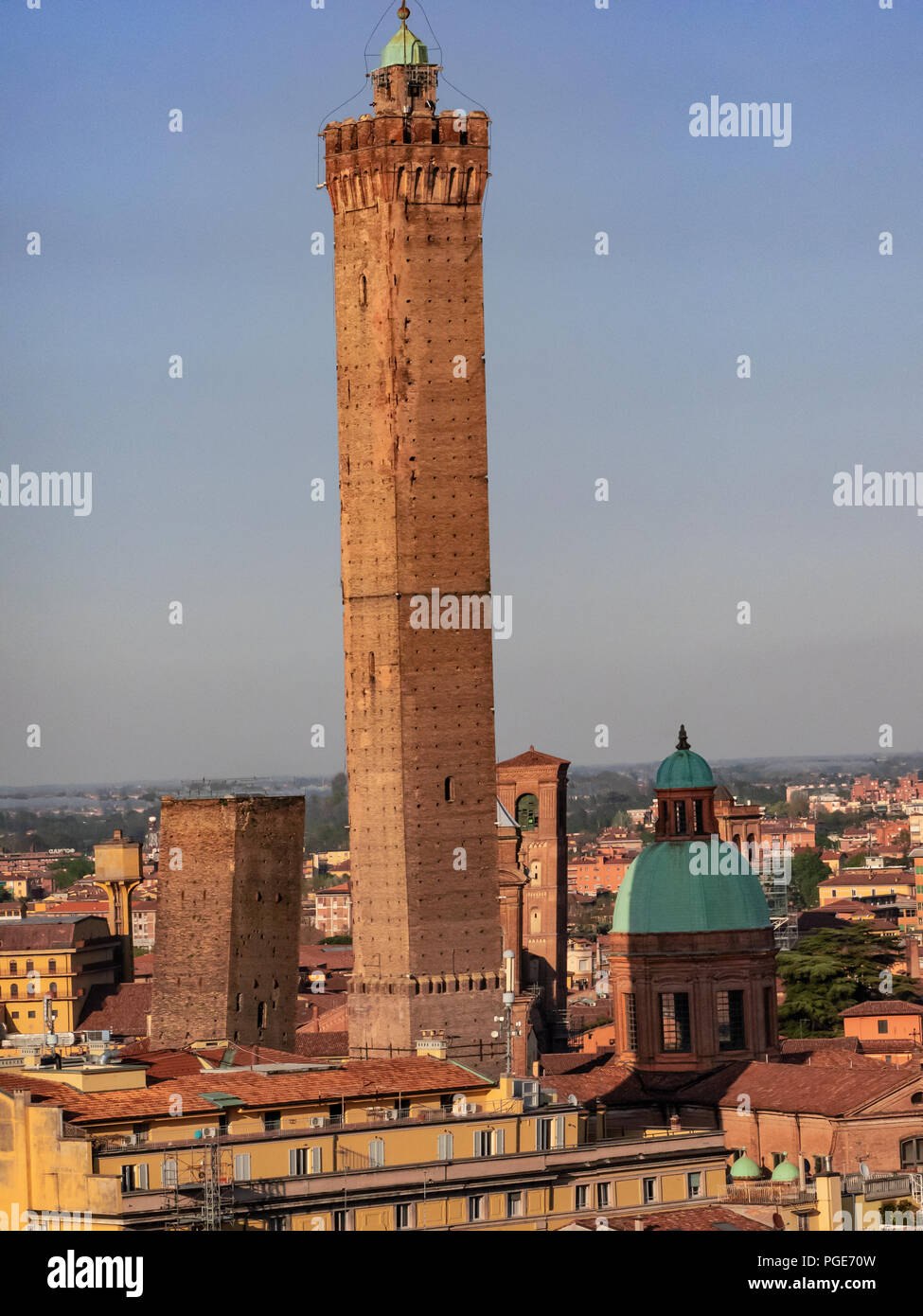La tour Asinelli médiévale, symbole de Bologne, Italie Banque D'Images