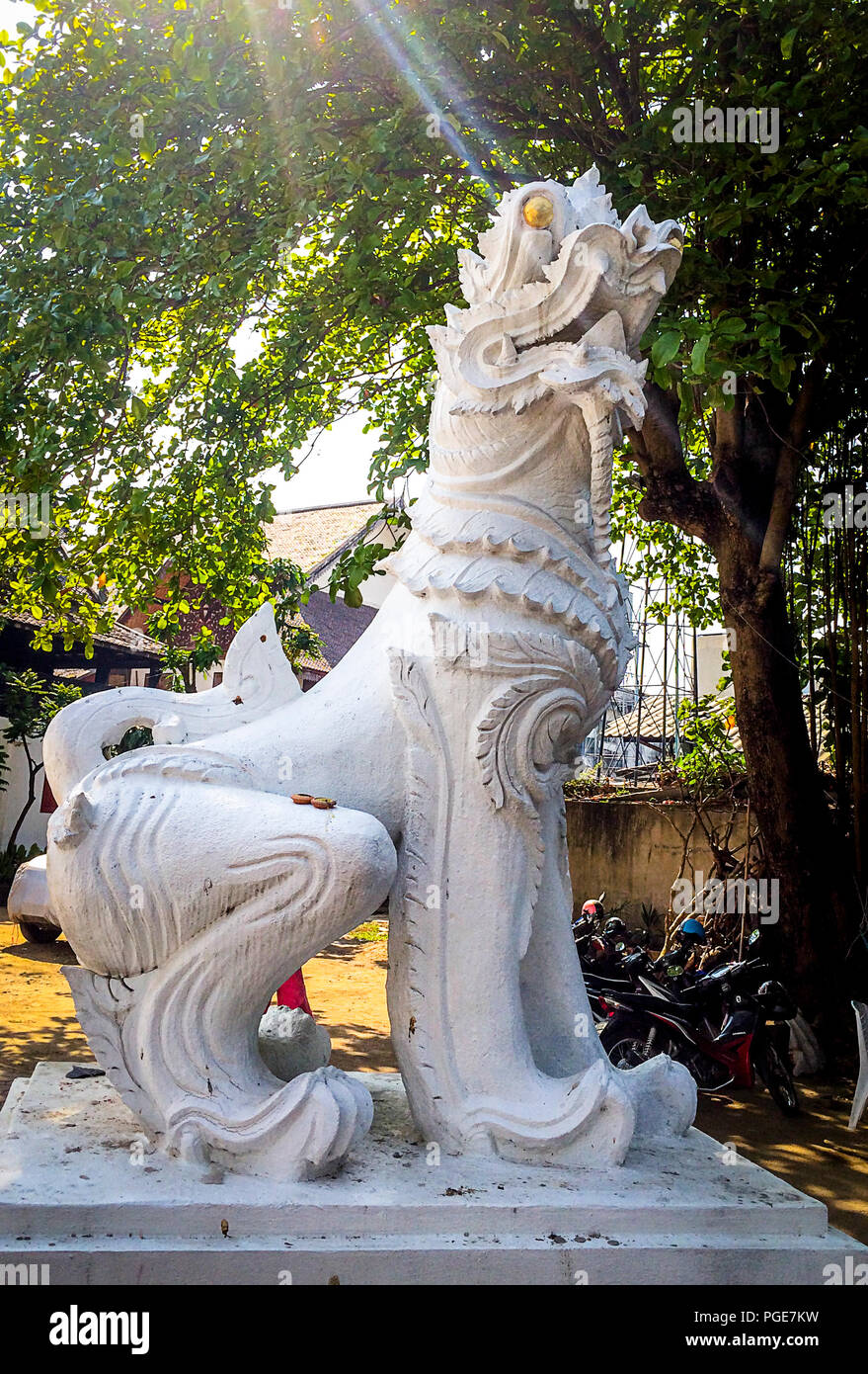 Statue de Lion blanc dans un temple bouddhiste à Chiang Mia. Banque D'Images