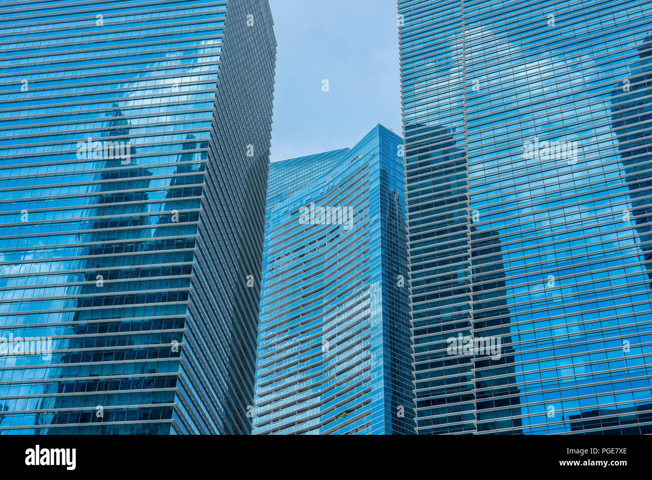 Singapour - le 11 août 2018 : bleu de grands bâtiments sur un fond de ciel bleu Banque D'Images