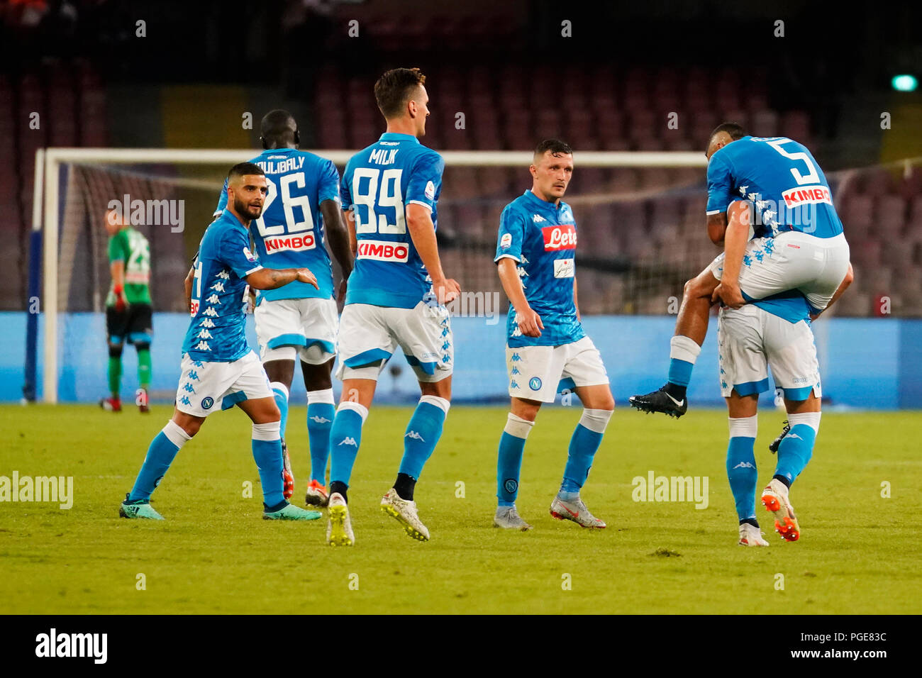 Naples, Italie. Août 25, 2017. Naples - Italie 25/08/2018 Piotr Zielinski, Arkadiusz Milik, Marques Allan, Mario Rui et Lorenzo Insigne du S.S.C. NAPOLI célèbre au cours de correspondance entre S.S.C. NAPOLI et le Milan AC au stade San Paolo de Naples. Score final S.S.C.NAPOLI - AC. MILAN 3-2 Crédit : Emanuele Sessa/Pacific Press/Alamy Live News Banque D'Images