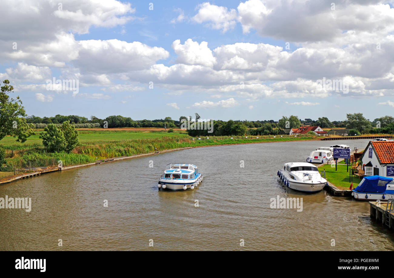 Une vue de la rivière Bure en aval d'Acle pont sur les Norfolk Broads à Acle, Norfolk, Angleterre, Royaume-Uni, Europe. Banque D'Images