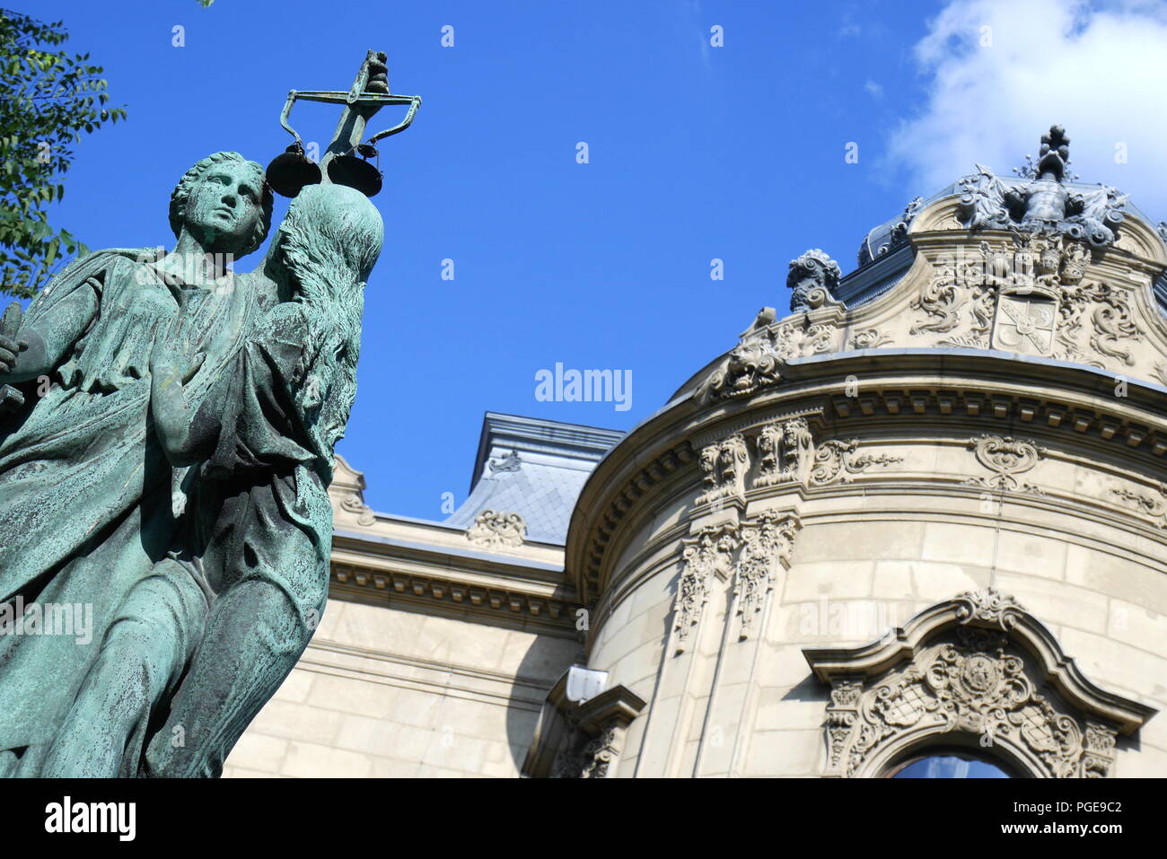 Le Metropolitan Szabo Ervin Bibliothèque, anciennement le Palais Wenckheim Lauzat, avec le Seigneur fontaine en face, Budapest, Hongrie Banque D'Images