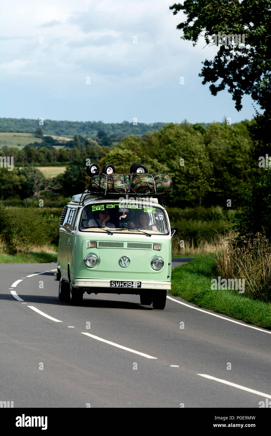 VW campervan sur une route de campagne, dans le Warwickshire, Royaume-Uni Banque D'Images