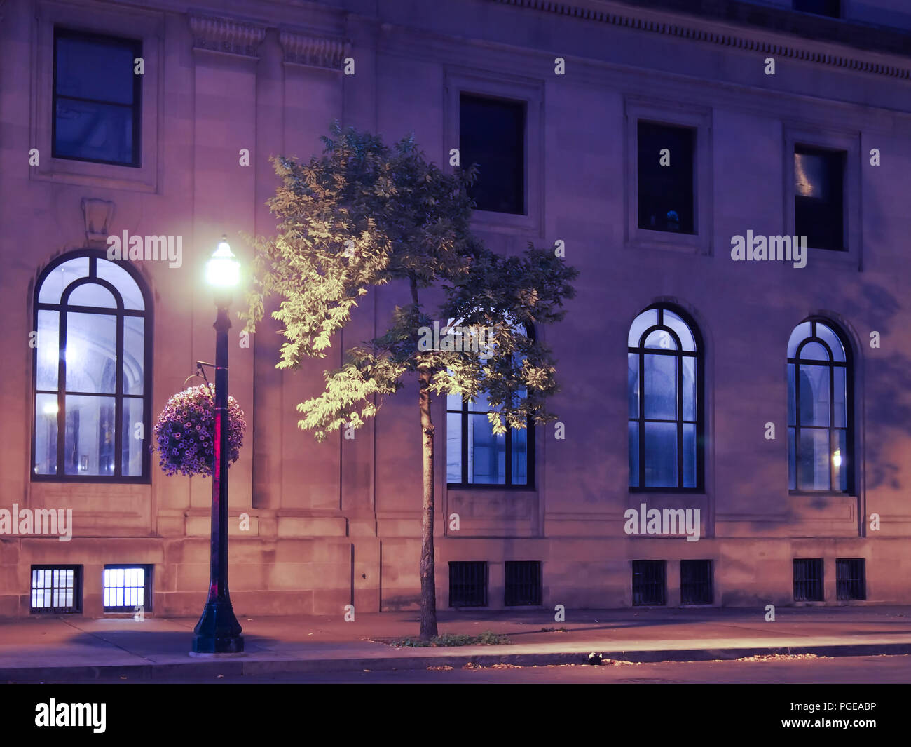 Immeuble de bureaux et des trottoirs de la ville illuminée par l'éclairage de nuit Banque D'Images