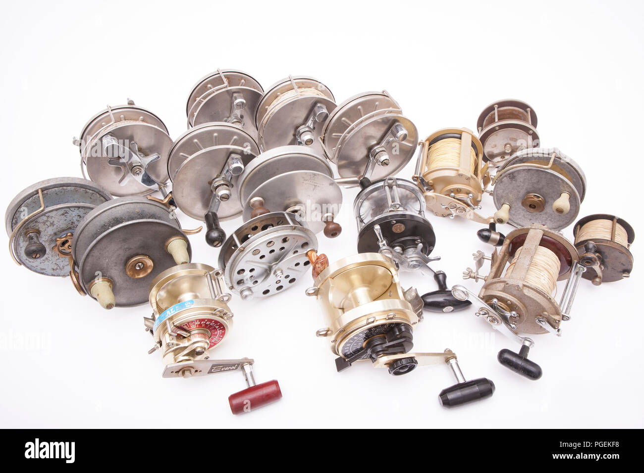 Une sélection de vieux métaux, principalement la pêche en mer centerpin et multipliant les rabatteurs y compris des décideurs comme Everol, Tatler et Allcocks. À partir d'un poisson vintage Banque D'Images