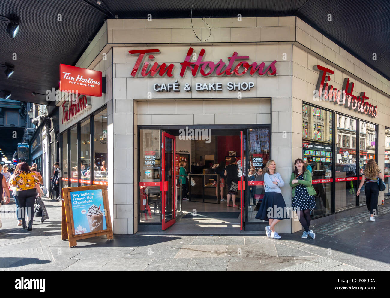 Le café Tim Hortons et Bake shop dans le centre de Glasgow avec les clients à l'intérieur de la boutique et les piétons / shoppers sur la chaussée à l'extérieur. L'Écosse, au Royaume-Uni. Banque D'Images