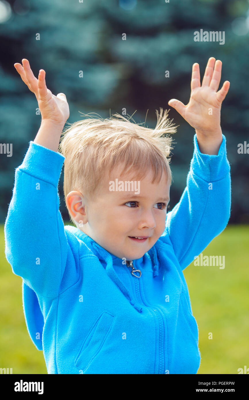 Closeup Portrait Of Cute Young Caucasian Petit Garcon Aux Cheveux Blonds Et Aux Yeux Brun Fonce Avec Drole De Surprise Face A L Expression Dans L Exterieur Capuche Bleu Photo Stock Alamy Closeup Portrait Of Cute Young Caucasian Petit Garcon Aux Cheveux Blonds Et Aux Yeux Brun Fonce Avec Drole De Surprise Face A L Expression Dans L Exterieur Capuche Bleu Photo Stock Alamy