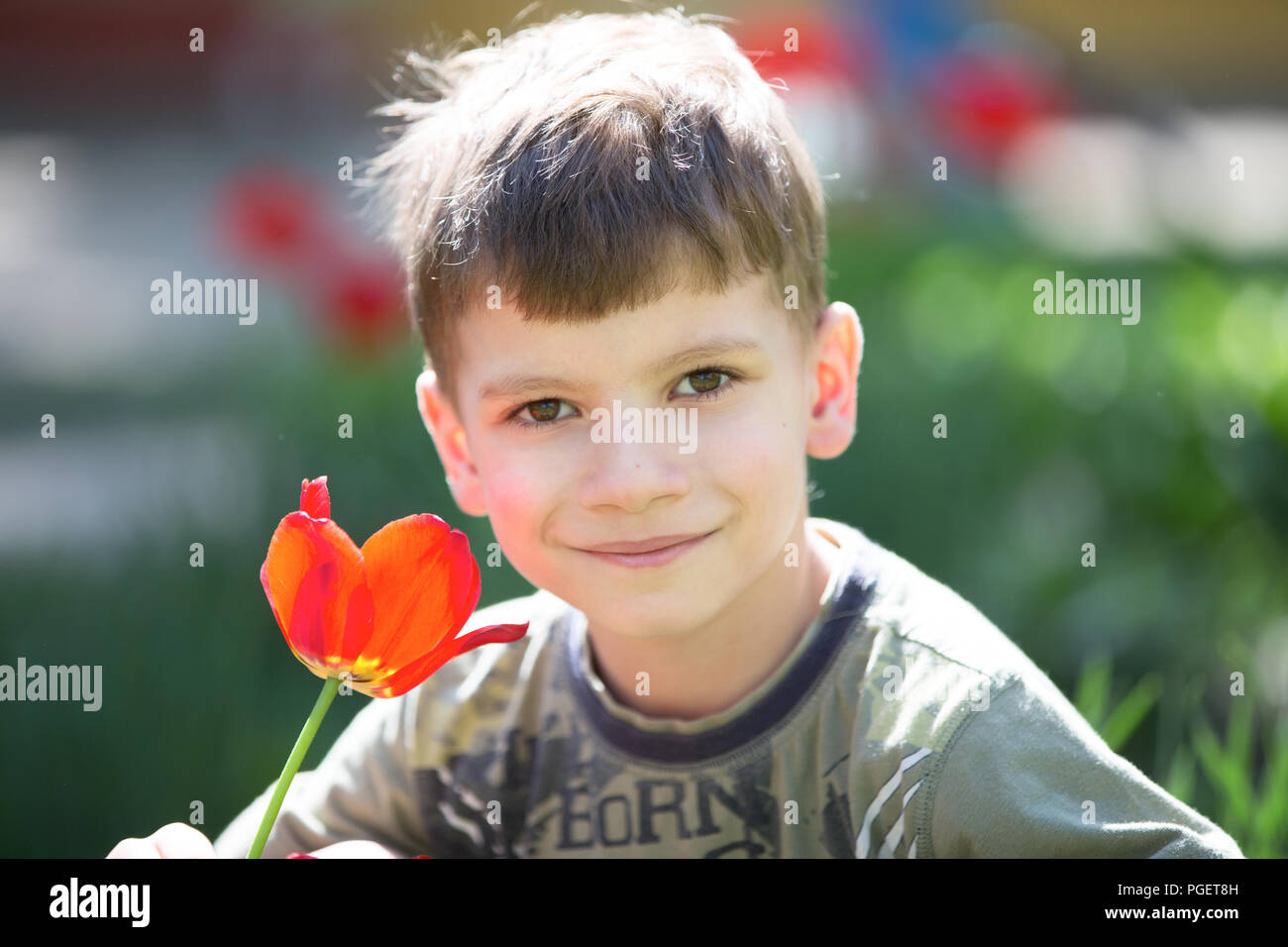 Le Bélarus, la ville de Gomel, le 04 avril 2018. Le centre de l'école maternelle. Journée portes ouvertes.Portrait de six sept ans dans la rue avec des tulipes Banque D'Images