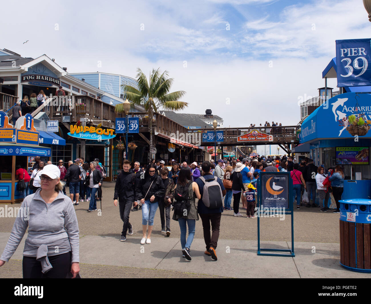 Foule de gens au Pier 39 Fishermans Wharf Banque D'Images