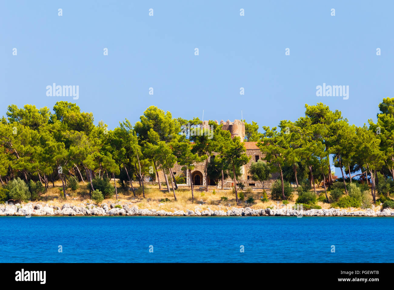 Cranae ou Marathonisi île avec Tzanetakis tour médiévale, une île au large de la côte de Gytheio connecté à la terre par une chaussée construite en 1898 Banque D'Images