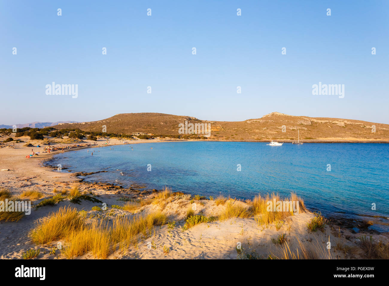 Plage de Simos Elafonisos île en Grèce. Elafonisos est une petite île grecque entre le Péloponnèse et idyllique avec des plages exotiques de Cythère Banque D'Images Plage de Simos Elafonisos île en Grèce. Elafonisos est une petite île grecque entre le Péloponnèse et idyllique avec des plages exotiques de Cythère Banque D'Images