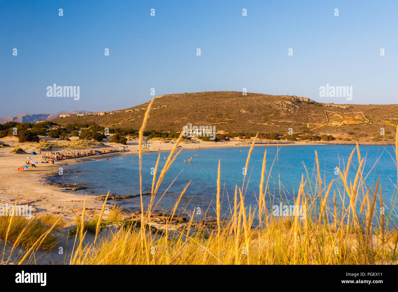 Plage de Simos Elafonisos île en Grèce. Elafonisos est une petite île grecque entre le Péloponnèse et idyllique avec des plages exotiques de Cythère Banque D'Images Plage de Simos Elafonisos île en Grèce. Elafonisos est une petite île grecque entre le Péloponnèse et idyllique avec des plages exotiques de Cythère Banque D'Images