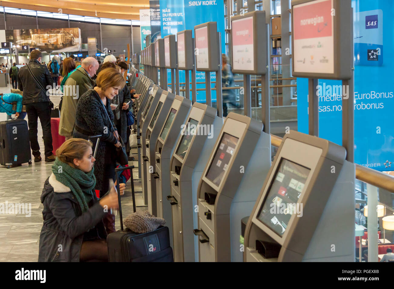 OSLO GARDERMOEN, NORVÈGE - 3 novembre : Vérifier dans la machine à l'Aéroport International de Gardermoen Oslo le 3 novembre 2014 à Oslo. L'aéroport a plus grand Banque D'Images