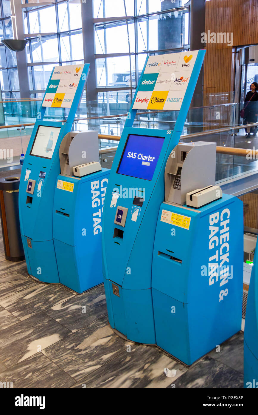 OSLO GARDERMOEN, NORVÈGE - 3 novembre : Vérifier dans la machine à l'Aéroport International de Gardermoen Oslo le 3 novembre 2014 à Oslo. L'aéroport a plus grand Banque D'Images