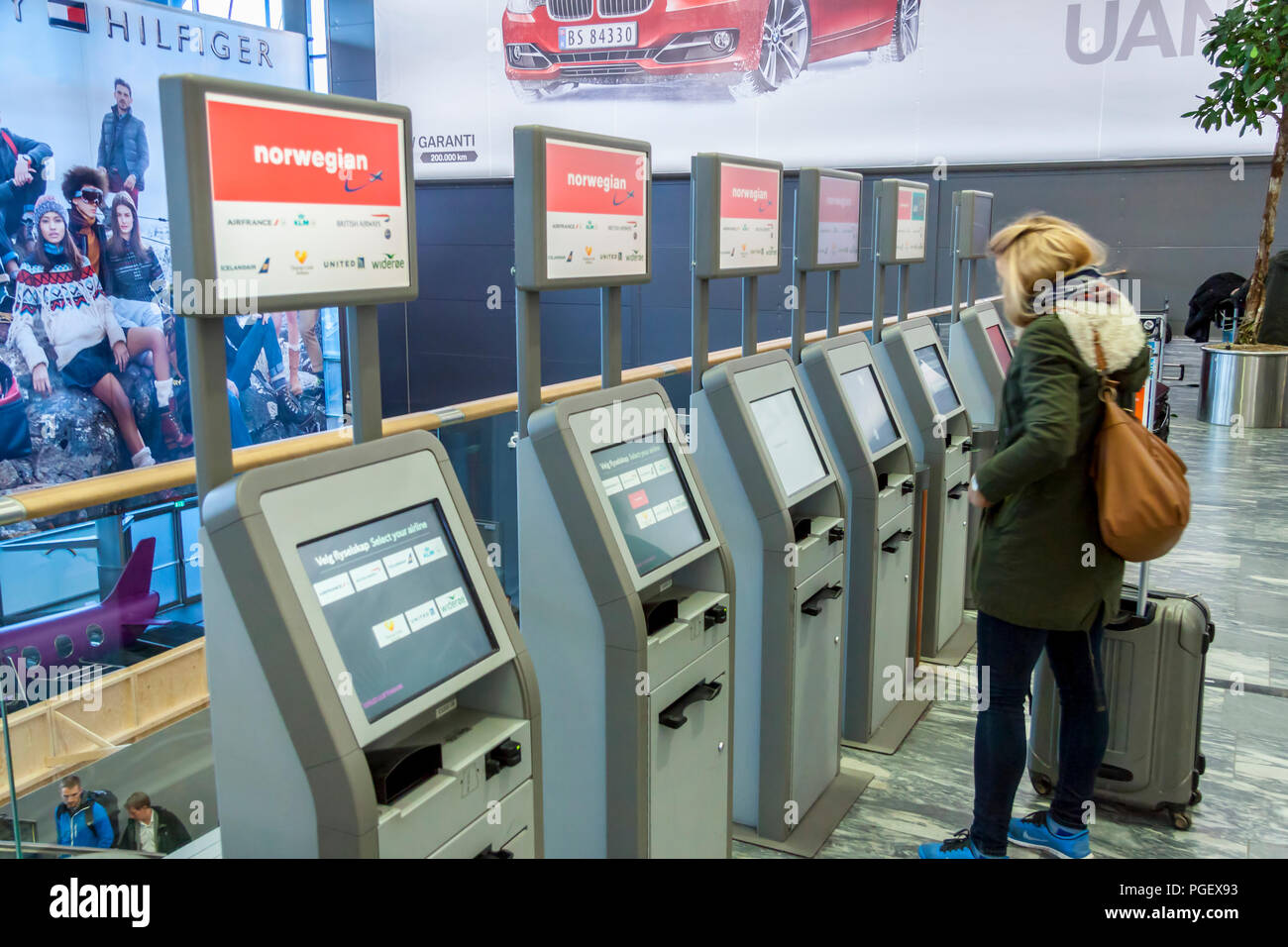 OSLO GARDERMOEN, NORVÈGE - 3 novembre : Vérifier dans la machine à l'Aéroport International de Gardermoen Oslo le 3 novembre 2014 à Oslo. L'aéroport a plus grand Banque D'Images