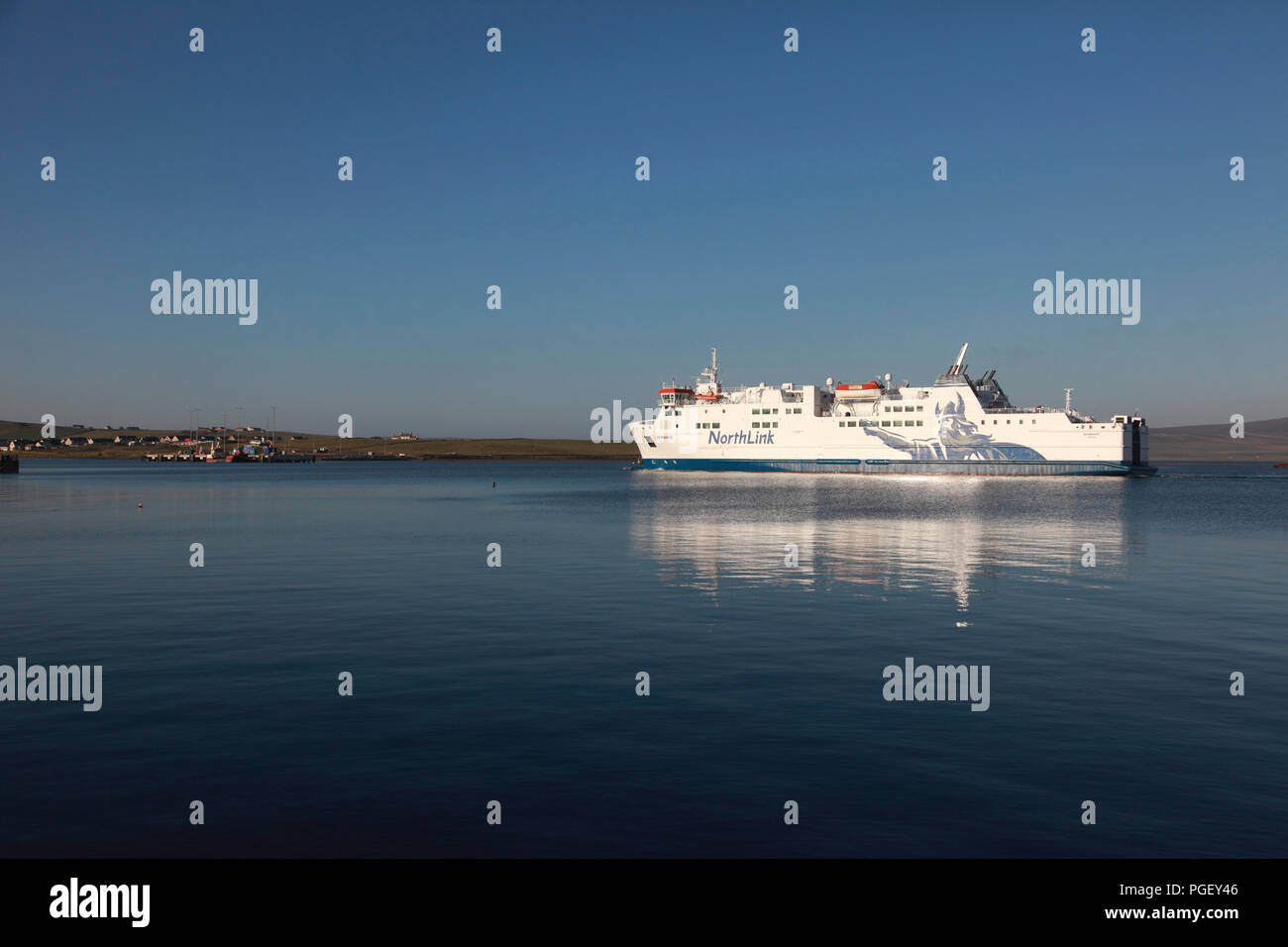 Le MV Northlink Stromness Hamnavoe entrant dans le port de Orkney Hoy Sound Banque D'Images Le MV Northlink Stromness Hamnavoe entrant dans le port de Orkney Hoy Sound Banque D'Images