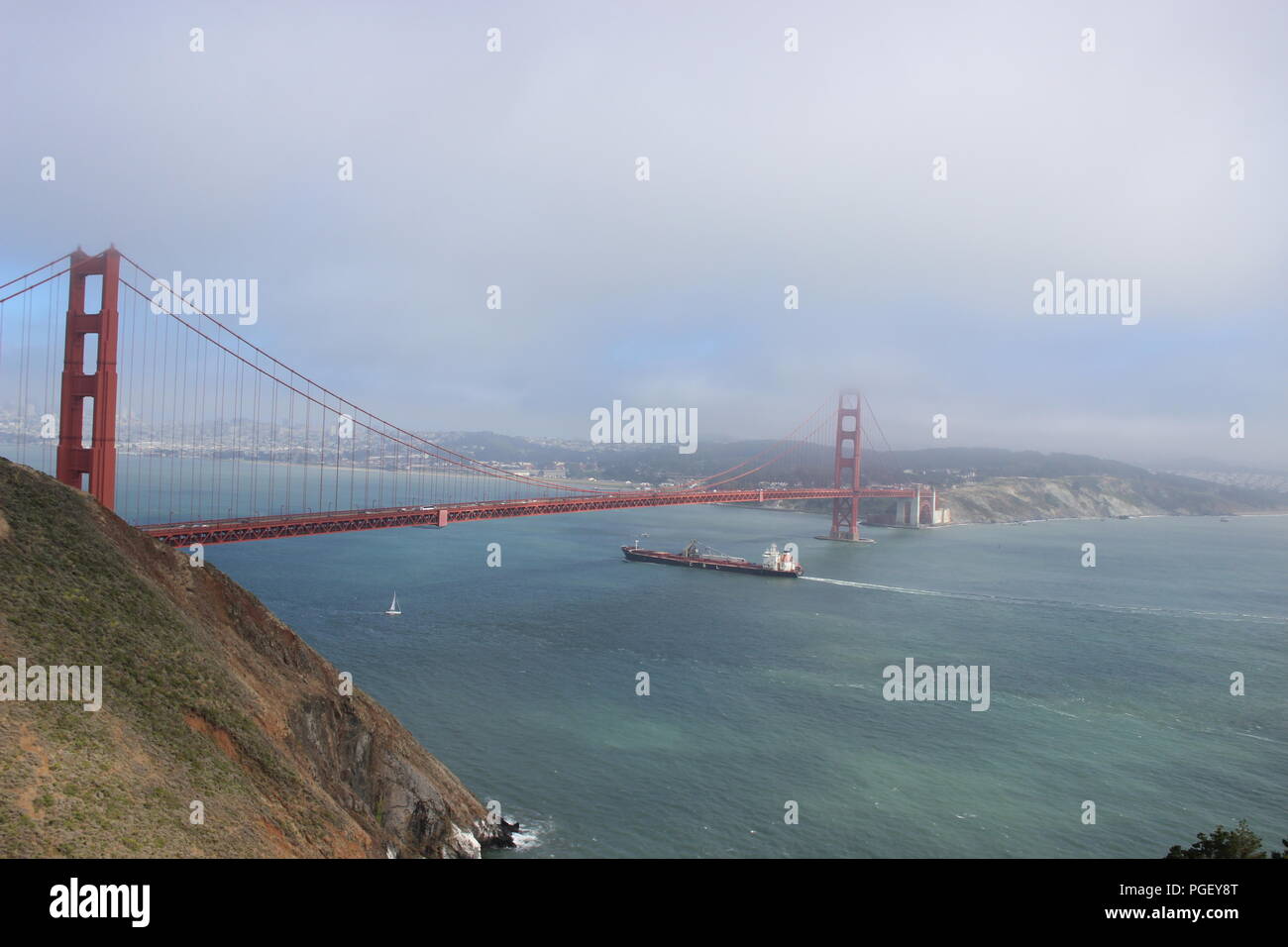 Un navire passe sous le Golden Gate Bridge, San Francisco, California, USA Banque D'Images