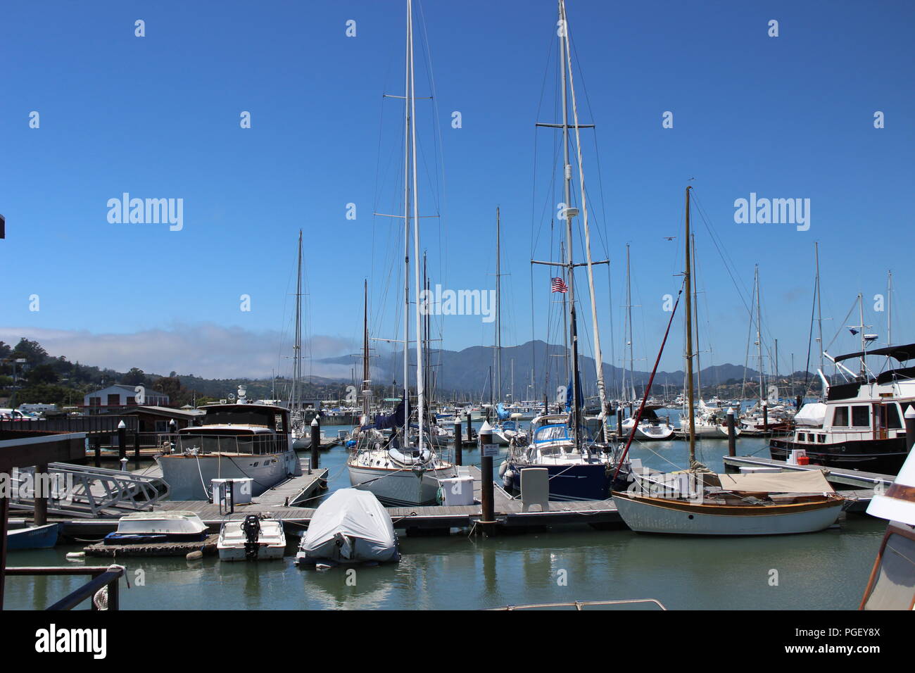 L'approche d'un brouillard marina à Sausalito, près de San Francisco, Californie, USA Banque D'Images