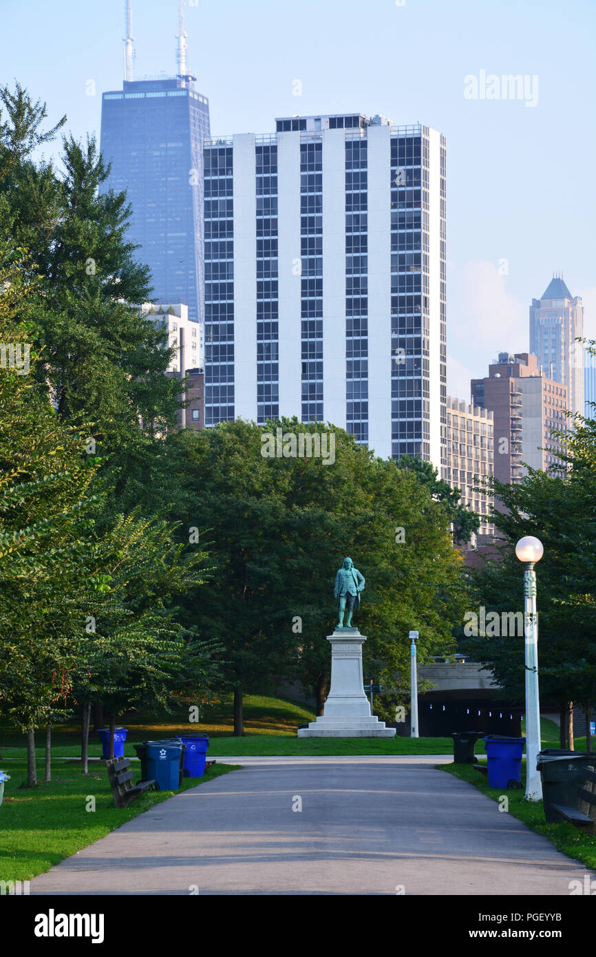 Le centre-ville de Chicago se dresse au-dessus d'un monument à la Place-Ben-Franklin le long du lac à Lincoln Park. Banque D'Images