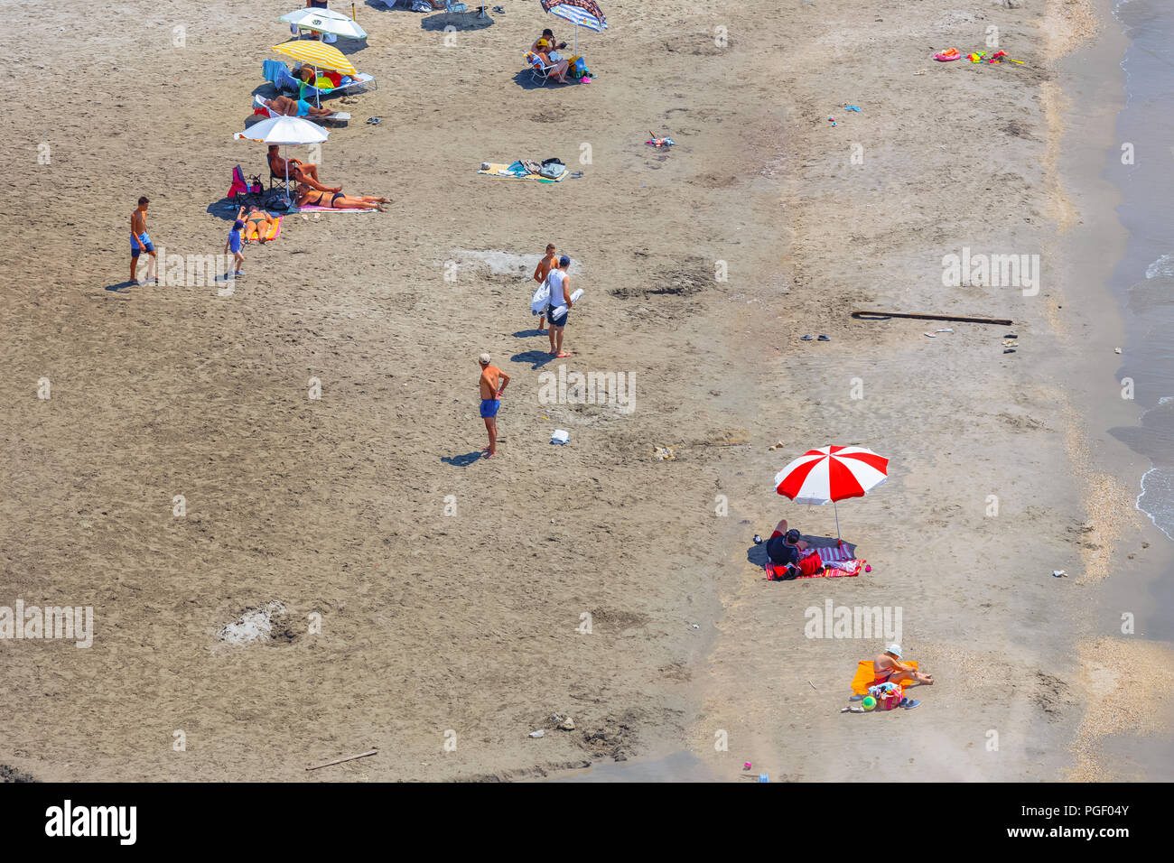 Diverses personnes s'amusant à la plage de sable près de Githio, Laconie, Grèce Banque D'Images