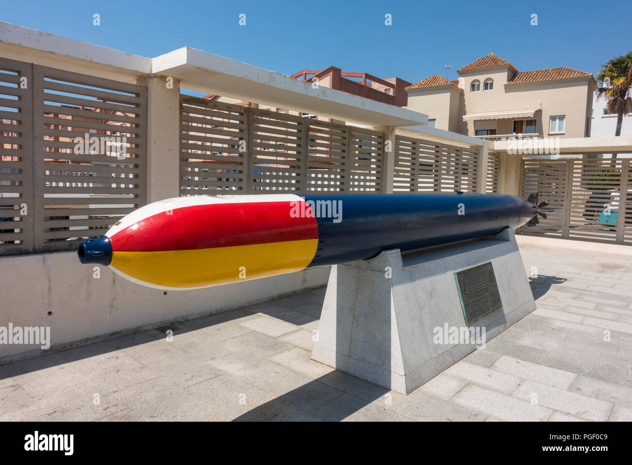 Coloré et vintage de la marine espagnole propulsés sur l'affichage d'une torpille à l'entrée du port, Tarifa, Costa de la luz, espagne. Banque D'Images